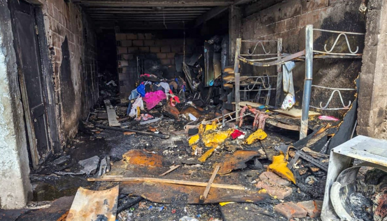Una casa, seis familias y quince chicos: la historia que un incendio reveló
