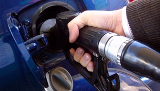 El Gobierno prometió una "compensación" para que las petroleras no aumenten el combustible