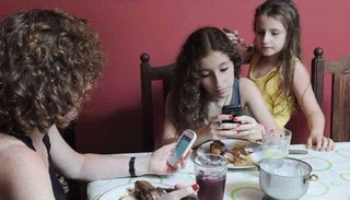 Aconsejan que los chicos tengan su primer celular recién a los 13 años