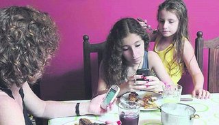 Trece años, la edad aconsejada para comprarles el primer celular a los chicos