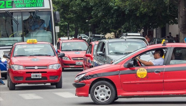 Taxistas pidieron aumentar la tarifa un 40% y controles para las aplicaciones de transporte