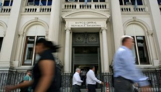 El Gobierno lanzó una batería de medidas y el dólar bajó 54 centavos, al borde de los 29