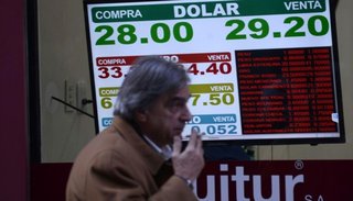 El dólar bajó 37 centavos y cerró por debajo de los 29 pesos