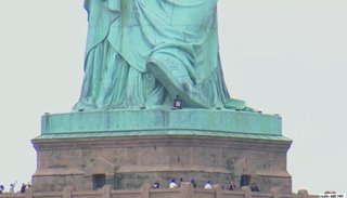 Una mujer escala la Estatua de la Libertad para protestar contra la política migratoria de Trump