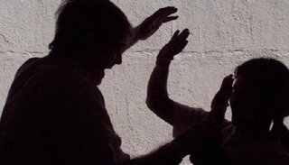 Buscan al hombre que atacó con un serrucho a su joven expareja