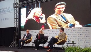 Carrió dijo que "maneja" a los radicales "desde afuera" y explotó la interna en Cambiemos