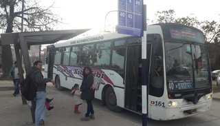 Multarán a los conductores que utilicen el carril selectivo de colectivos