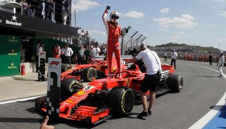Vettel estropea la fiesta en casa de Hamilton