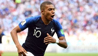 Chadli comparó a Mbappé con Messi a su edad