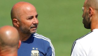 Por ahora, Sampaoli resiste pero Tapia y Angelici le dijeron que "su ciclo está terminado"