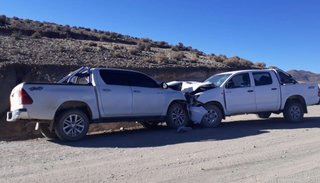 Colisionaron de frente dos camionetas