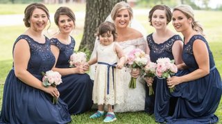 Una niña que sobrevivió al cáncer llevó las flores en el casamiento de su donante