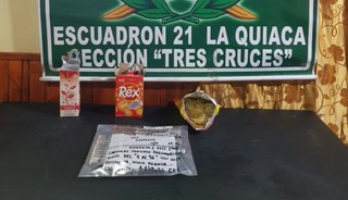 Secuestran 96 cápsulas de cocaína ocultos en bolsas de papas fritas y envases de jugo