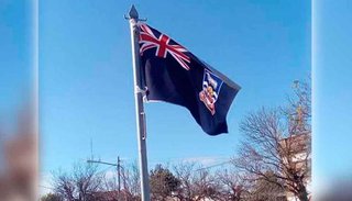Izaron por error la bandera británica de Malvinas en una plaza de Santa Fe