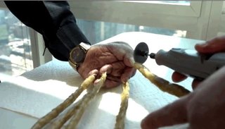 VIDEO. El hombre que no se cortaba las uñas desde 1952 puso fin a su récord