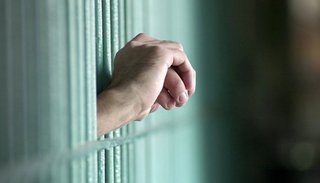 Tres chicos le habrían dado una bebida a una estudiante y abusaron sexualmente de ella