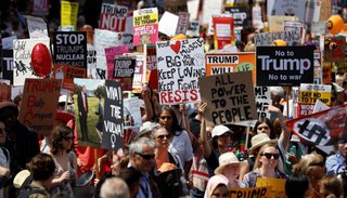 Al grito de "No a Trump, no a la guerra", decenas de miles de personas marcharon en Londres