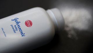 Millonaria condena a Johnson & Johnson: asocian su talco a 22 casos de cáncer