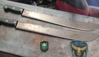 Amenazaba a los vecinos con un machete