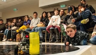 La robótica juntó a niños en plenas vacaciones de invierno