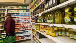 El aceite de girasol se vende hasta un 72% más caro que la nafta súper