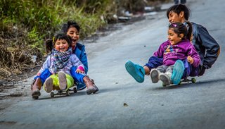 Una vieja tabla con ruedas es suficiente para deleitar a los niños de Villa Floresta