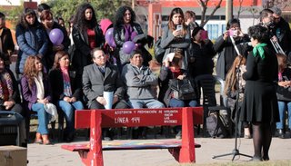 Presentaron el primer "banco rojo", símbolo de la lucha contra del femicidio