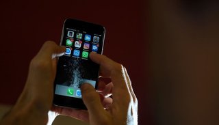 Alertan que el uso del celular afecta las relaciones personales de casi la mitad de los argentinos