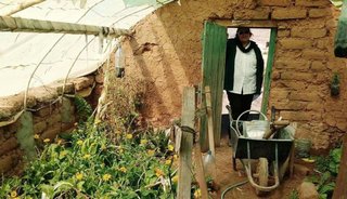 Supervisan comedor y huerta escolar