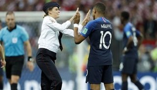 Quiénes son las Pussy Riot, el colectivo que invadió el estadio en la final
