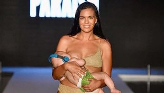 Una modelo amamantó a su hija en la pasarela durante un desfile de modas