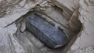Un misterioso sarcófago de granito negro hallado en Egipto sería la tumba de Alejandro Magno