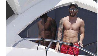 Lionel Messi descansa en Ibiza bajo el sol, playa y un lujoso yate con su familia