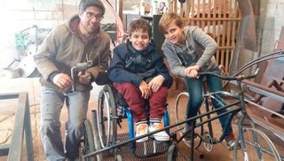 Tributo a la amistad: fabricó una bici para llevar a pasear a su amigo en silla de ruedas
