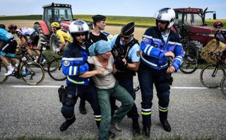 Incidentes y gases lacrimógenos en el Tour de Francia