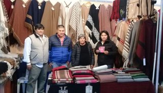Exponen ponchos seclanteños en el Museo Parlamentario, en la Ciudad de Buenos Aires