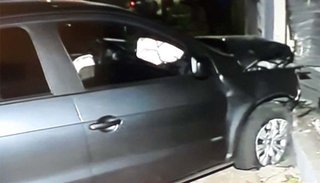 Le pidió matrimonio a su novia mientras manejaba y chocó contra un comercio