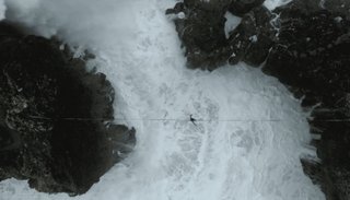 Video: Equilibrista + olas gigantes = adrenalina al maximo