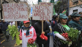 Con un "tractorazo", los pequeños productores protestaron por la eliminación del Monotributo Social Agropecuario