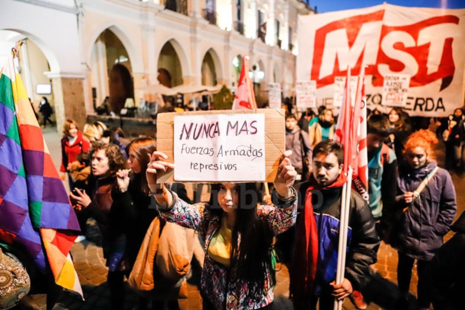 Salteños marcharon para rechazar la decisión de Macri que habilita a las FFAA a actuar en seguridad interior