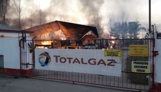 Videos: se incendió un depósito de garrafas en Tucumán