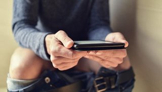 Más del 70% de las personas usan su Smartphone en el baño