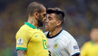 Dani Alves cantó los 40