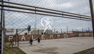 Abandonaron a un bebé recién nacido en una cancha de barrio Palermo