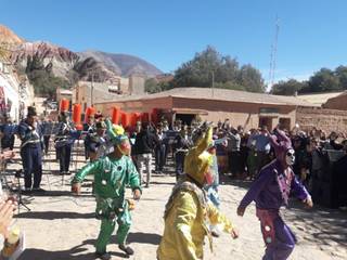 Colorido lanzamiento de la temporada turística invernal de Purmamarca