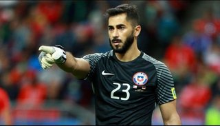 Un futbolista de Chile trató de tramposos a los argentinos y le dijo "caradura" a Messi