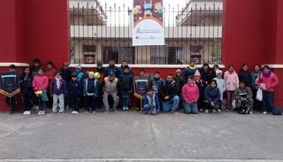 Chicos del cuerpo infantil salen de excursión por primera vez