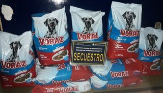 Roban alimento para perros y los atrapan