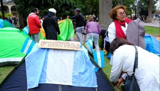 Docentes autoconvocados acampan en la Plaza 9 de Julio 