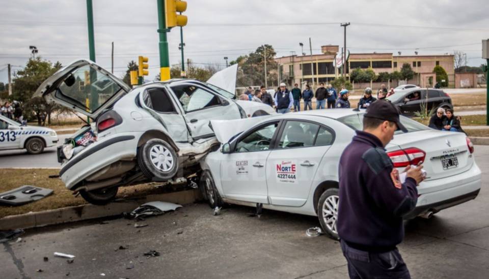 Espeluznante siniestro vial en una avenida del sur Espeluznante siniestro vial en una avenida del sur